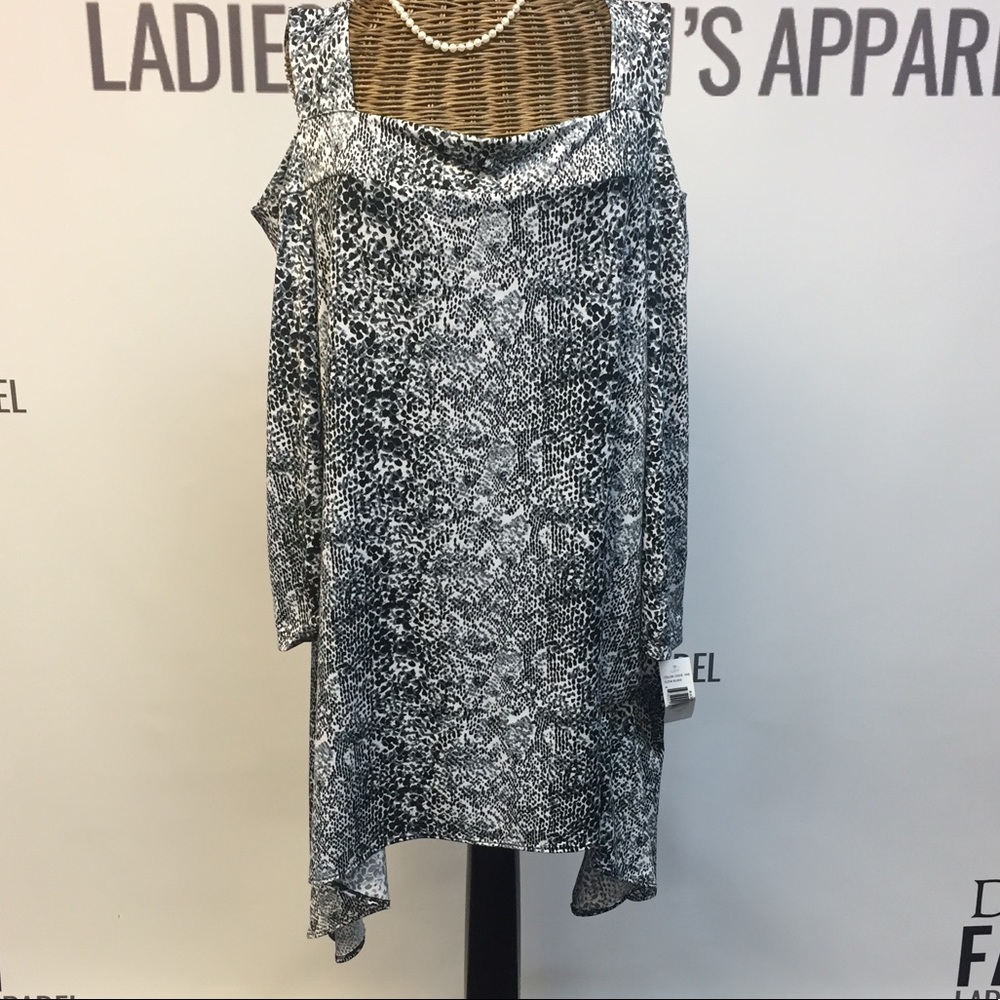 Annalee + Hope cold shoulder Blouse